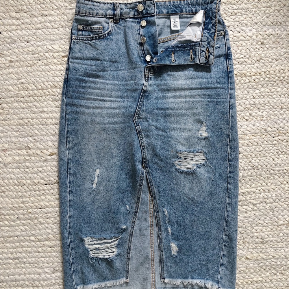 Super trendy H&M distressed mid length skirt sz 6